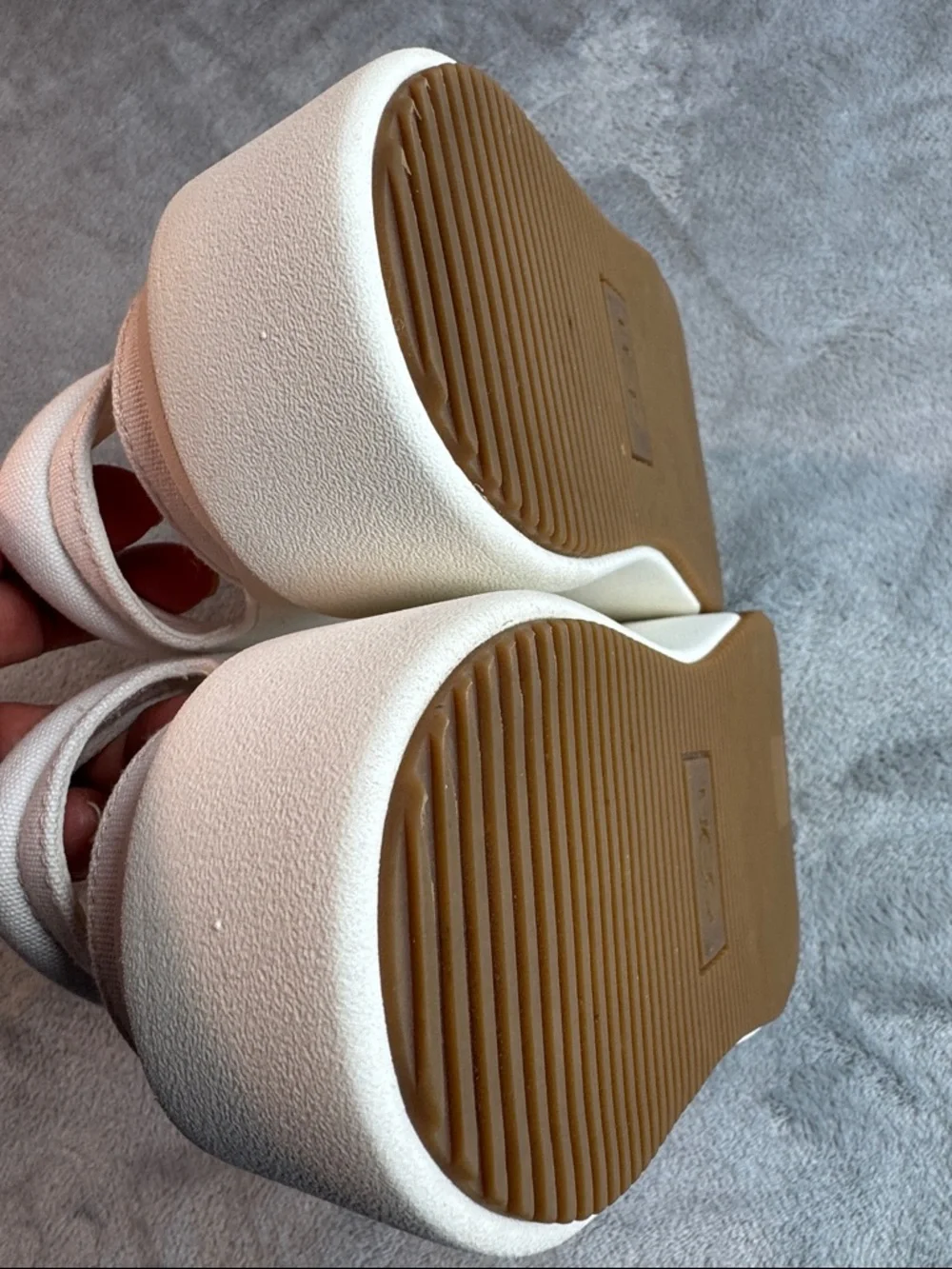 NWOT UGG Ez-Duzzit T-Strap Sneakers - Picture 9 of 12